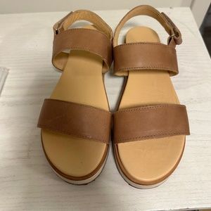 Nisolo Flatform in Almond size 7.5